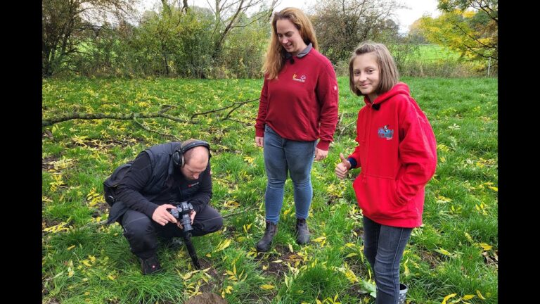 My KuhTube Kids Reporterin Marie mit Katrin und Kameramann vor Kuhfladen