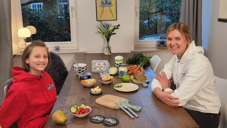 My KuhTube Kids Reporterin Marie mit Nele beim Belegen von Pausenbrot