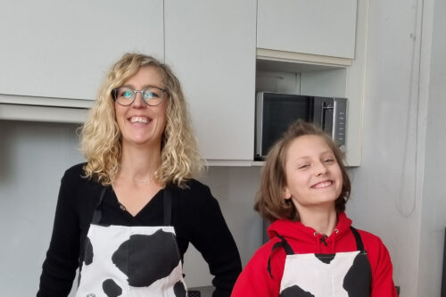 Landköchin Martina mit My KuhTube Kids Reporterin Marie