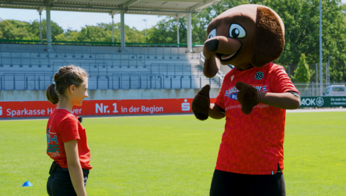 Marie und EDDI im Gespräch auf dem 96-Akademie-Gelände