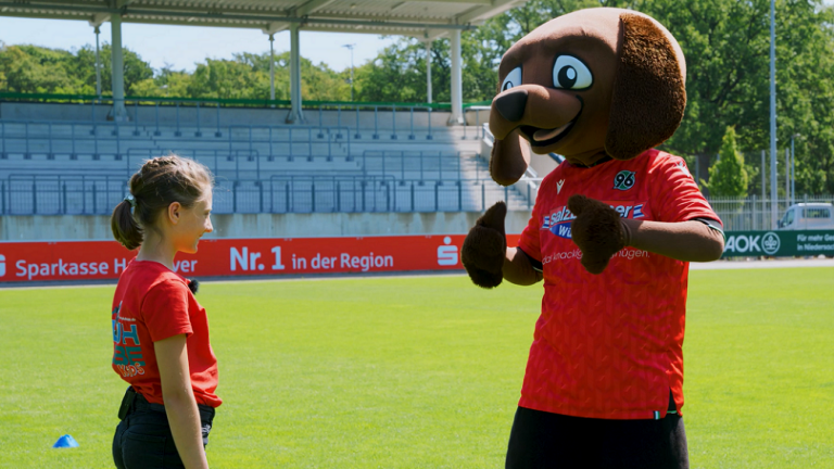 Marie und EDDI im Gespräch auf dem 96-Akademie-Gelände