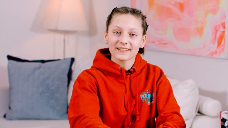 Marie sitzt bei sich zuhause am Esstisch