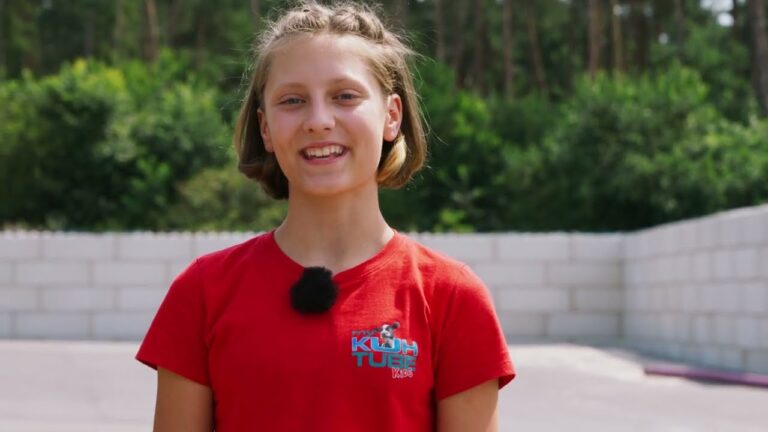 Marie beim neuen My KuhTube Kids Film auf dem Gelände einer Biogasanlage